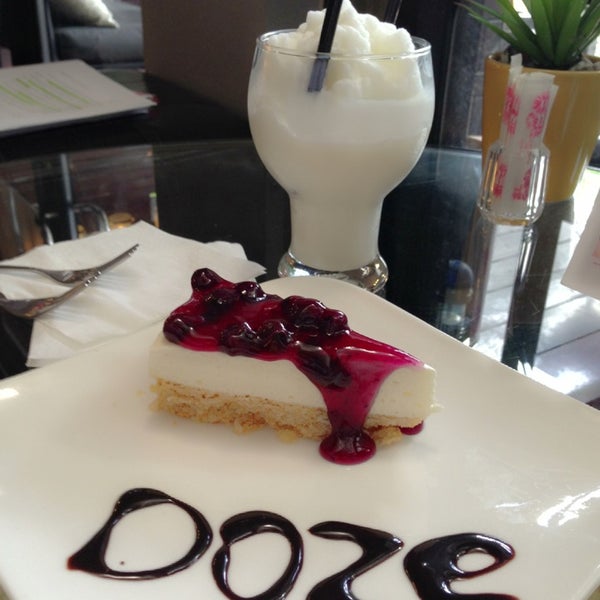 Das Foto wurde bei DOZE café von Mhan3aw am 8/8/2013 aufgenommen