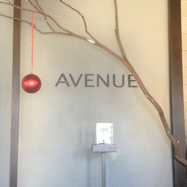 รูปภาพถ่ายที่ Avenue Cafe โดย Jona M. เมื่อ 12/30/2012