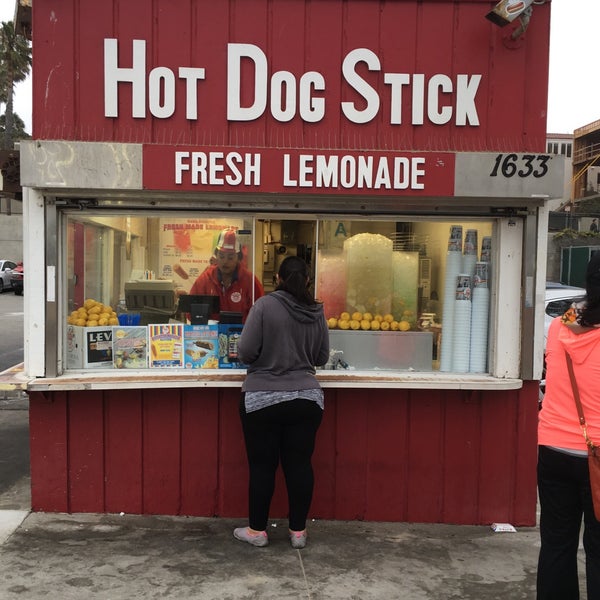 This is where it all started in Santa Monica. I love their original dog which is a turkey dog dipped in a sweet batter & then I get a lemonade & fries. It's so yummy‼️🌴🌊🏄‍♀️🐬⛱☀️🌺