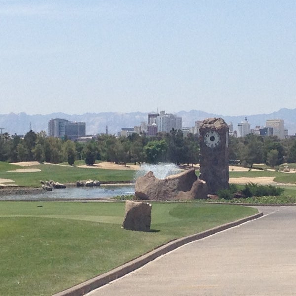 Foto scattata a Desert Pines Golf Club and Driving Range da Jer M. il 5/4/2013