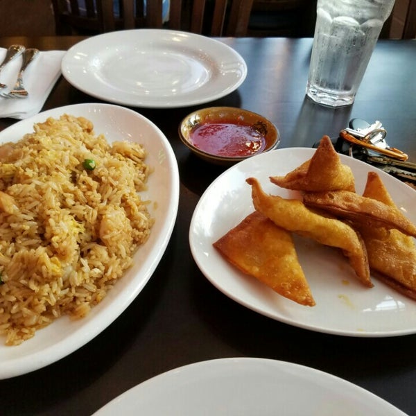 รูปภาพถ่ายที่ Sichuan Bistro โดย Stacy M. เมื่อ 6/30/2016