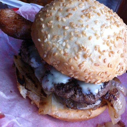Снимок сделан в Pearl&#39;s Deluxe Burgers пользователем Lana C. 9/22/2012