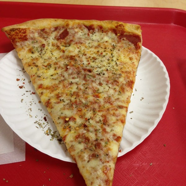 9/2/2013にLana C.がRay&#39;s Famous Original Pizzaで撮った写真