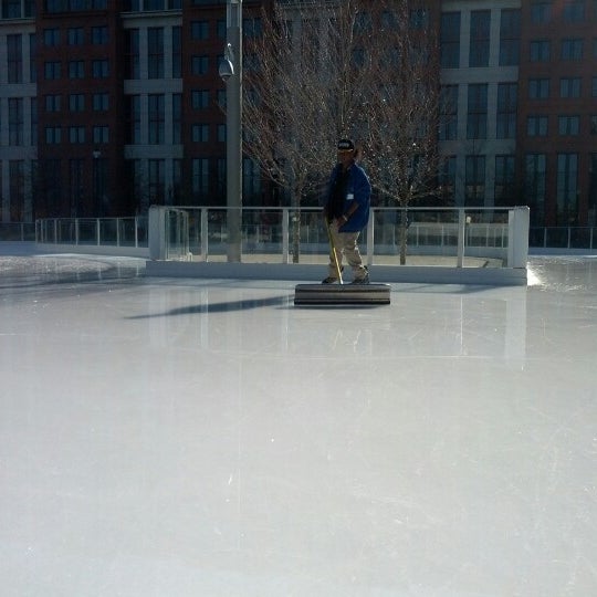 Foto tomada en Canal Park Ice Rink  por Patrick F. el 1/20/2013
