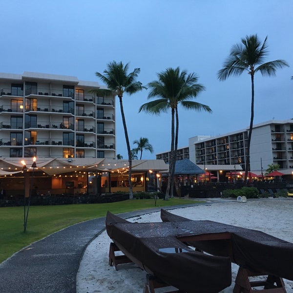Снимок сделан в Courtyard by Marriott King Kamehameha&#39;s Kona Beach Hotel пользователем Hiro N. 12/20/2017