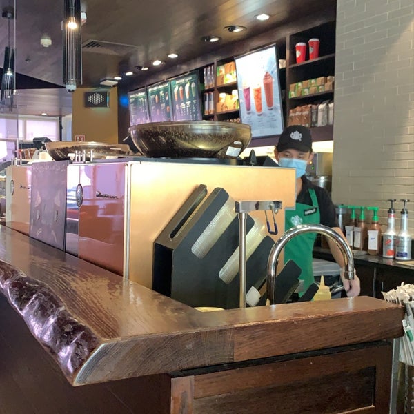 Foto diambil di Starbucks (ستاربكس) oleh Abdulaziz A. pada 9/8/2020