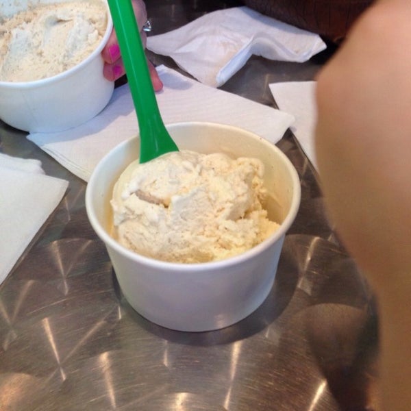 รูปภาพถ่ายที่ Glacé Artisan Ice Cream โดย Cory B. เมื่อ 7/20/2015