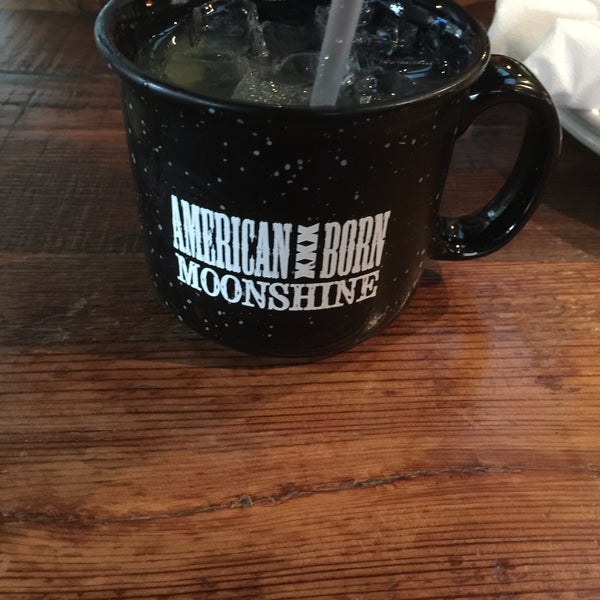 Foto diambil di The Moonshiners Southern Table + Bar oleh Bobby W. pada 6/4/2016