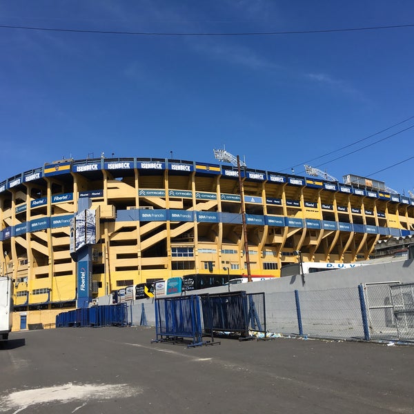 Photo taken at Estadio Alberto J. Armando &quot;La Bombonera&quot; (Club Atlético Boca Juniors) by IngenieroDavid on 11/24/2015