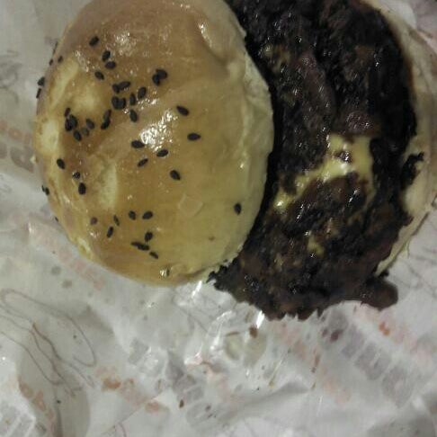 Снимок сделан в Burger Junkyard пользователем Yap C. 3/12/2013