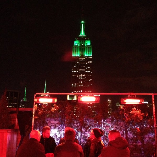 รูปภาพถ่ายที่ 230 Fifth Rooftop Lounge โดย Melike T. เมื่อ 4/23/2013