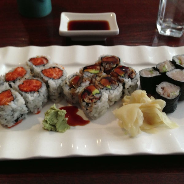 Had the 3 roll lunch special. Yellowtail, eel/avocado, and spicy salmon. Very good, fresh fish, friendly service.