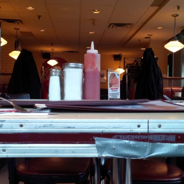 รูปภาพถ่ายที่ Flo&#39;s Diner โดย Matthew H. เมื่อ 4/29/2013