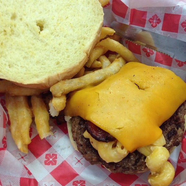 Foto scattata a Burger Buckets da George R. il 10/4/2014