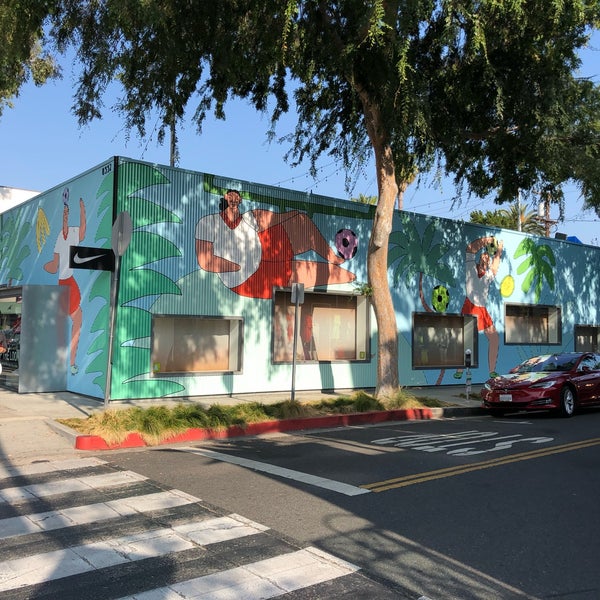 nike store in hollywood blvd