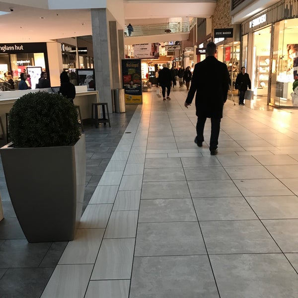 Foto tirada no(a) Willowbrook Mall por Jahanara R. em 12/18/2018