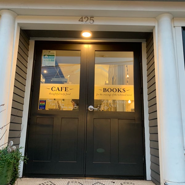 Foto tomada en Ada&#39;s Technical Books and Cafe  por Jeff J. P. el 10/1/2018