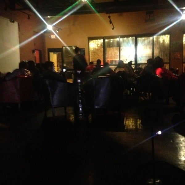 Photo prise au Sinbad&#39;s Hookah Bar par Andre M. le12/21/2014
