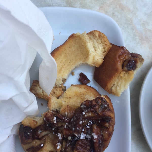 Ordered a sticky pecan bun. 15 min wait for the bun. Pastry is dry, with very little cinnamon or caramel, little of nuts. 10 minute wait for the check. Half an hour of my life I'm never getting back.