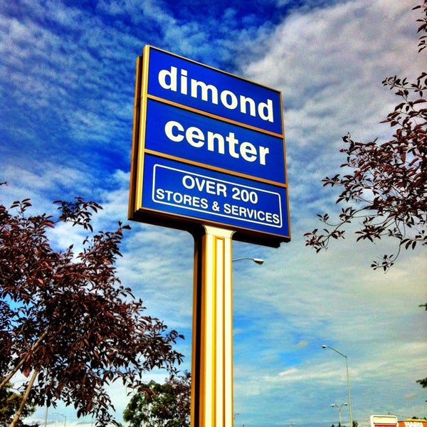 รูปภาพถ่ายที่ Dimond Center Mall โดย Jerry R. เมื่อ 7/18/2013