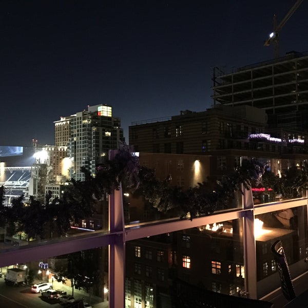 1/3/2015 tarihinde Keyser S.ziyaretçi tarafından Level 9 Rooftop Bar &amp; Lounge'de çekilen fotoğraf