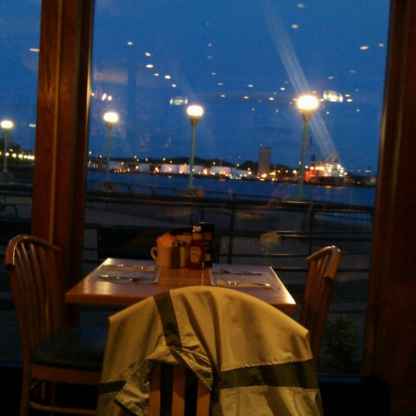 Lenny & Joe's Fish Tale Seafood Restaurant in New Haven