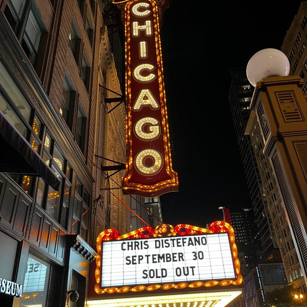 Foto diambil di The Chicago Theatre oleh Kenny U. pada 10/1/2022