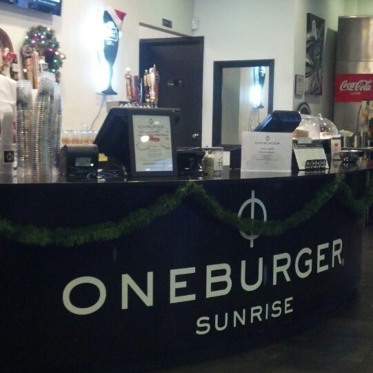 รูปภาพถ่ายที่ Oneburger Sunrise โดย XJanette X. เมื่อ 12/30/2013