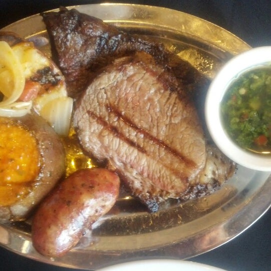 Снимок сделан в The Knife Restaurant Argentinian Steakhouse пользователем XJanette X. 5/8/2013