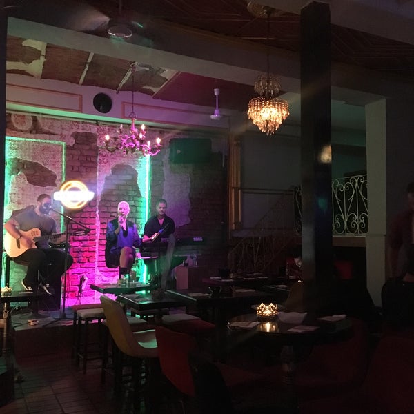 รูปภาพถ่ายที่ Cerag Cafe &amp; Bar โดย Seçil Ö. เมื่อ 9/23/2018
