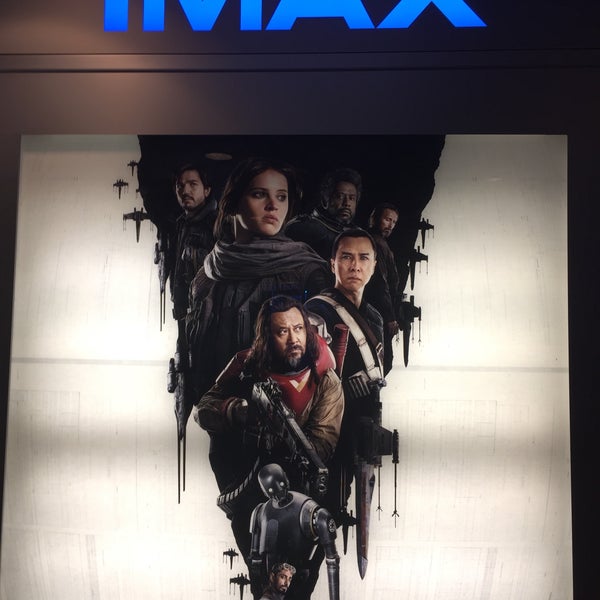 Foto scattata a Esquire IMAX Theatre da Joey C. il 12/17/2016