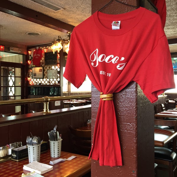 Foto diambil di Rocco&#39;s Italian Restaurant oleh Craig F. pada 7/5/2015