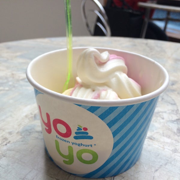 Foto tirada no(a) YoYo Frozen Yoghurt por Misha S. em 3/18/2015