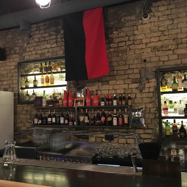 Голимая помойка с бодяженным алкоголем и бандеровским флагом на стене.