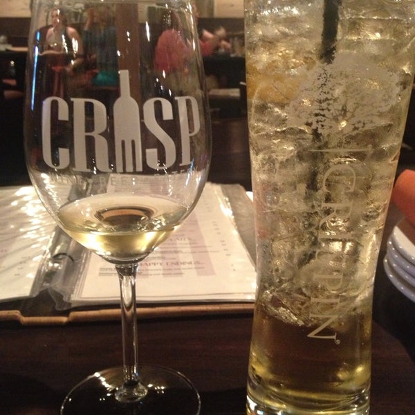 7/10/2013 tarihinde Anthony F.ziyaretçi tarafından Crisp Wine-Beer-Eatery'de çekilen fotoğraf