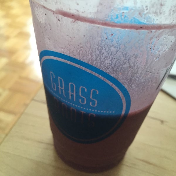 Photo taken at Grass Roots Juicery by Jonathon C. on 7/28/2015