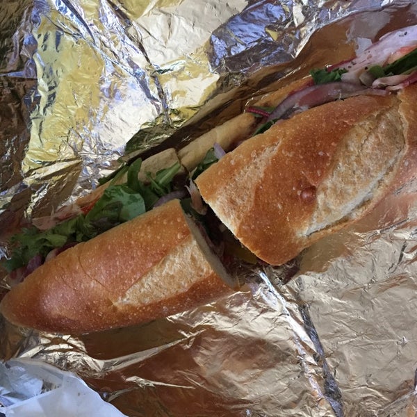 10/4/2014にJonathon C.がGraham Avenue Meats and Deliで撮った写真
