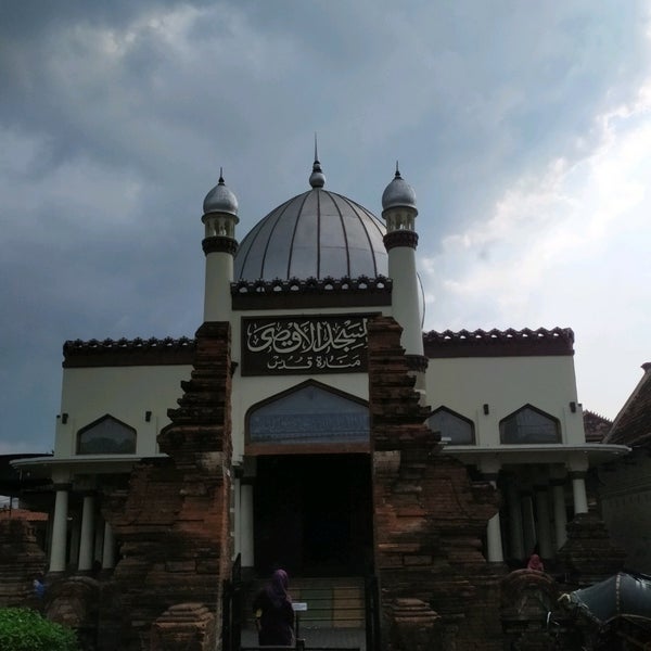 Kudus masjid menara Sejarah Masjid
