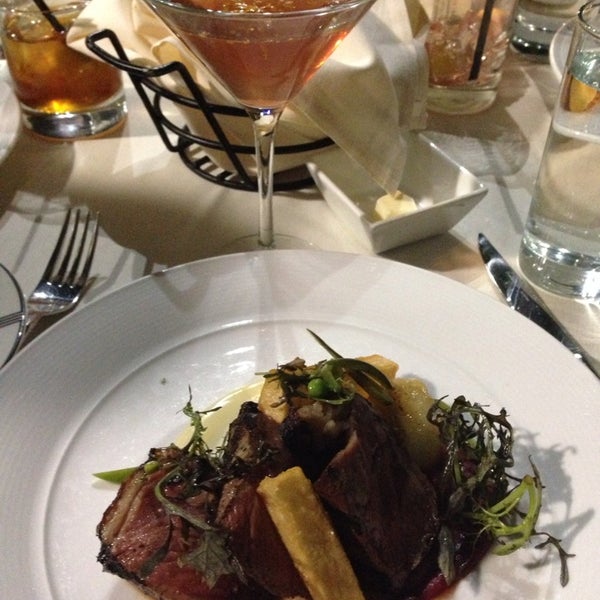 Foto diambil di 701 Restaurant oleh Linden W. pada 5/18/2014