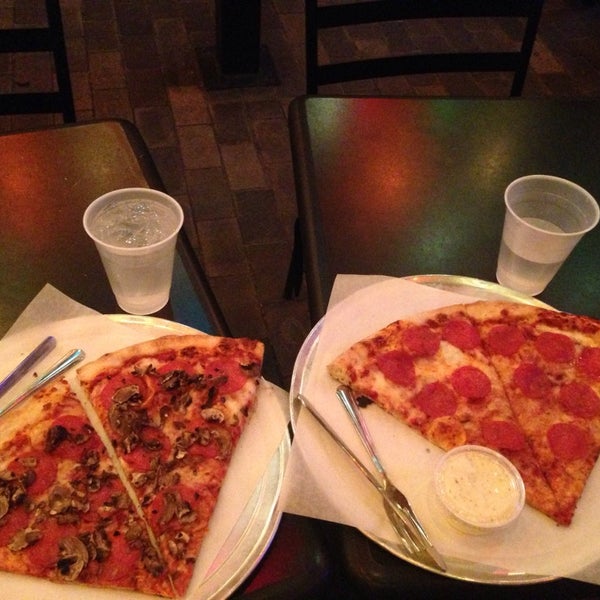 11/5/2013 tarihinde Marco M.ziyaretçi tarafından Two Fisted Mario&#39;s Pizza'de çekilen fotoğraf