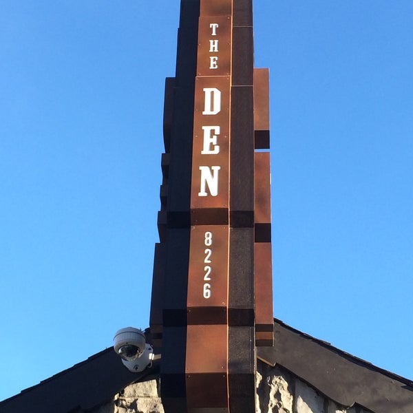 รูปภาพถ่ายที่ The Den On Sunset โดย Jeffrey . เมื่อ 2/13/2015