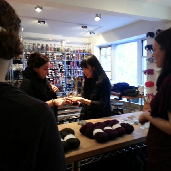 Photo prise au The Yarn Company par Ladymay le2/23/2013