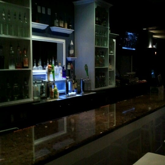 Foto tomada en The Duplex Lounge &amp; Bar- MILWAUKEE  por Shannan L. el 10/12/2012