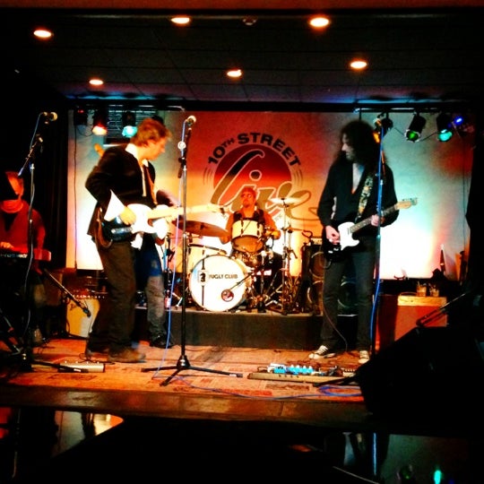 Foto diambil di 10th Street Live Bar &amp; Grill oleh Jessica L. pada 11/18/2012