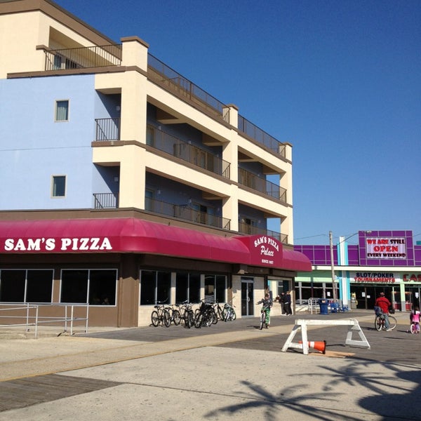 รูปภาพถ่ายที่ Sam&#39;s Pizza Palace โดย George R. เมื่อ 2/15/2013