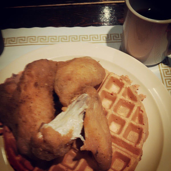 11/28/2014에 Matthew D.님이 Maxine&#39;s Chicken &amp; Waffles에서 찍은 사진