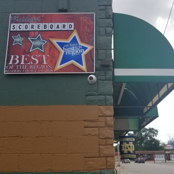 Das Foto wurde bei Bridges Scoreboard Restaurant &amp; Sports Bar von Tom N. am 9/2/2019 aufgenommen