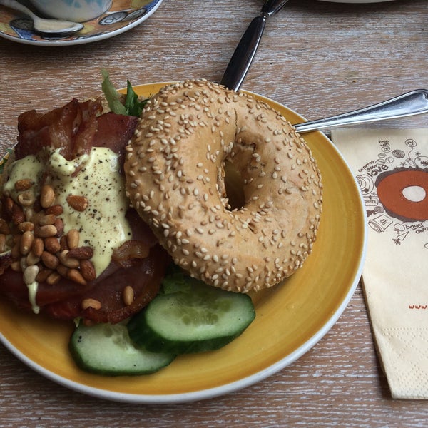 9/26/2017 tarihinde Stephanie R.ziyaretçi tarafından Bagels &amp; Beans'de çekilen fotoğraf