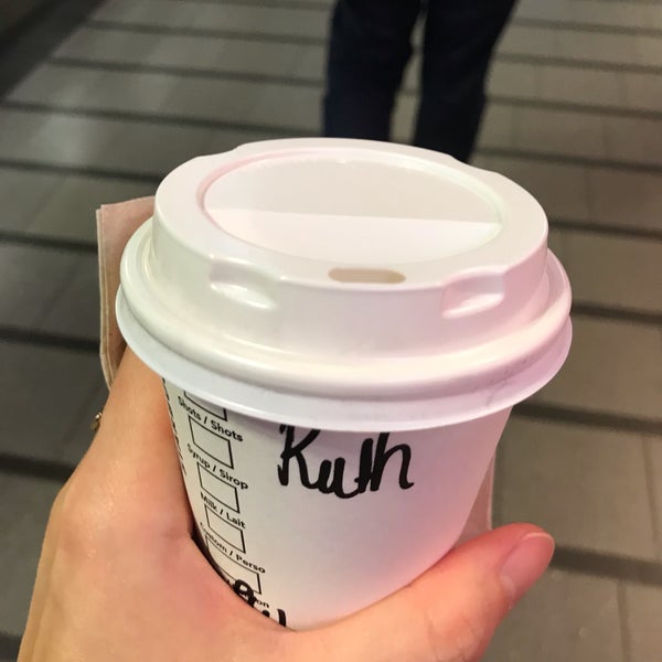 Das Foto wurde bei Starbucks von Prnsez R. am 10/20/2018 aufgenommen