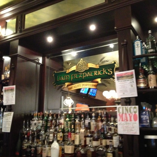 4/22/2013 tarihinde Jillian S.ziyaretçi tarafından Liam Fitzpatrick&#39;s Restaurant &amp; Irish Pub'de çekilen fotoğraf